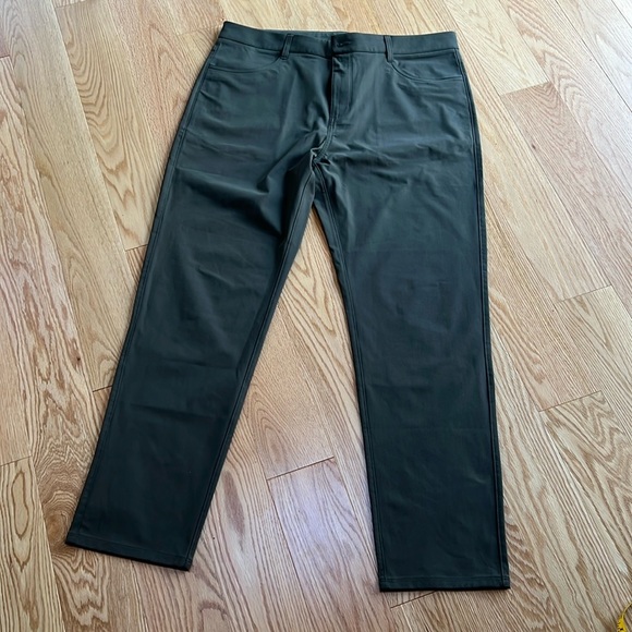 Vuori mens sz 36 dark green pants.